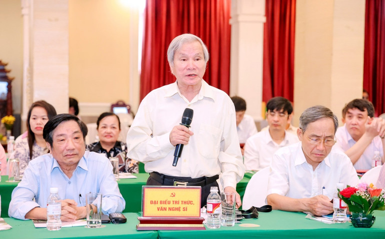 Đại biểu trí thức, văn nghệ sĩ phát biểu ý kiến.