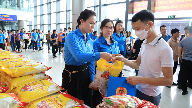 Công nhân, lao động nhận quà tại gian hàng 0 đồng.