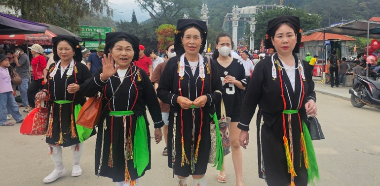 Trang phục truyền thống của phụ nữ Sán Dìu. Trang phục truyền thống của phụ nữ Sán Dìu.