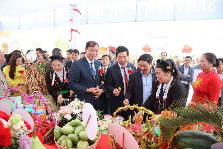 Nông sản làng quê của Đạo Trù thu hút nhiều du khách. Nông sản làng quê của Đạo Trù thu hút nhiều du khách.