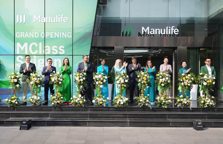 Ban lãnh đạo Manulife cắt băng khai trương văn phòng MClass Saigon.
