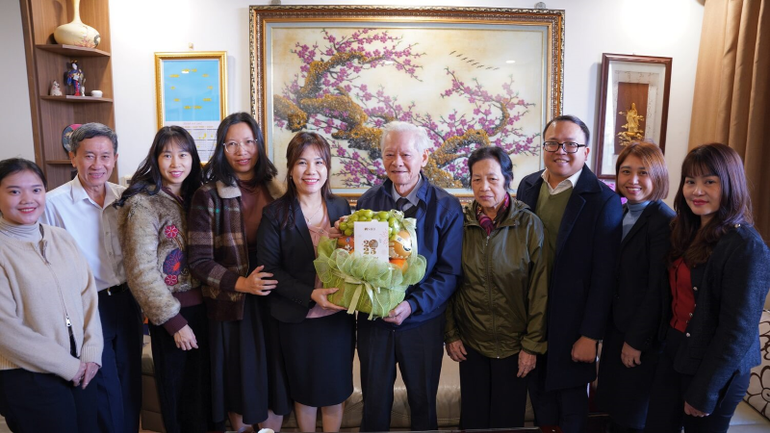 Ban Lãnh đạo SHB đến thăm hỏi phụ mẫu cao tuổi của cán bộ, nhân viên nhân dịp Tết 2025.