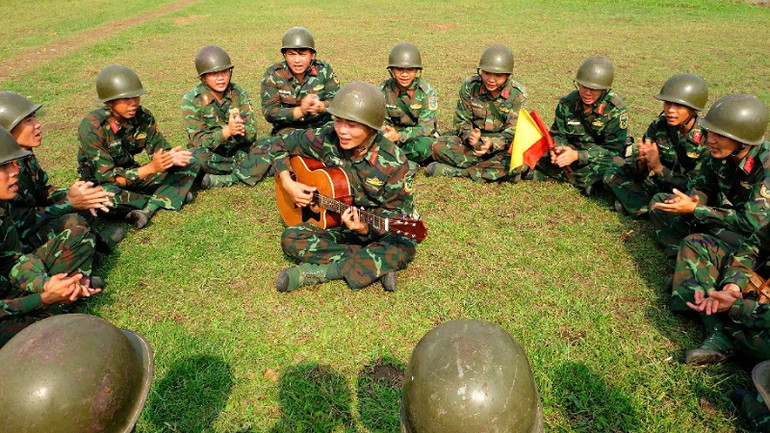 Phút giải lao trên thao trường của những người lính pháo phòng không.