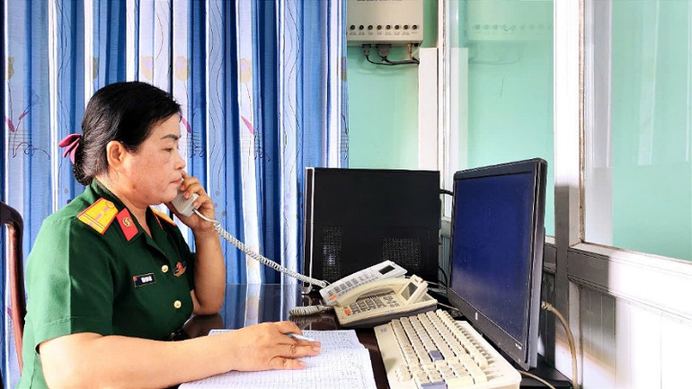 Thiếu tá quân nhân chuyên nghiệp Trần Kim Thúy, nhân viên khai thác tổng đài, Đại đội 2, Tiểu đoàn 1, Lữ đoàn Thông tin 29, Quân khu 9 trong ca trực.