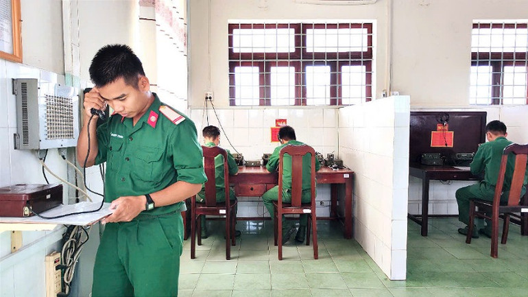 Trung sĩ Lý Khánh Toàn liên lạc hiệp đồng với các đơn vị, bảo đảm thông tin liên lạc thông suốt.