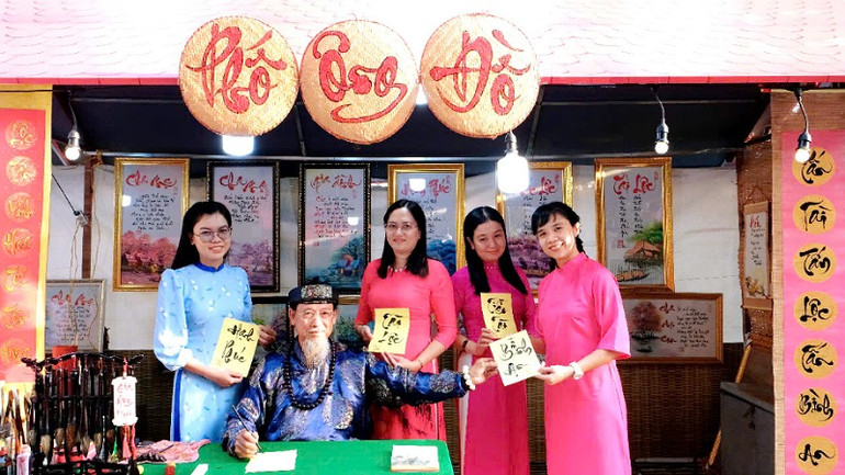 "Phố ông đồ” và tục xin chữ-cho chữ được tái hiện mỗi dịp Xuân về tại Cần Thơ.