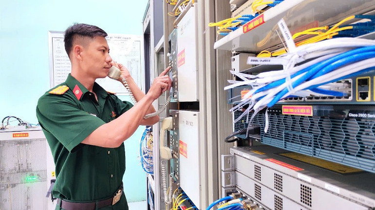 Thiếu tá quân nhân chuyên nghiệp Trần Văn Nhân, nhân viên kỹ thuật, Đại đội 2, Tiểu đoàn 1, Lữ đoàn Thông tin 29, Quân khu 9 kiểm tra đường truyền số liệu quân sự.