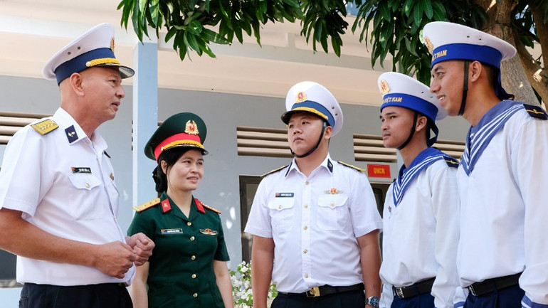 Đại tá Lục Đức Tiên, Phó Tư lệnh Vùng 5 Hải quân, thăm và động viên các đơn vị đóng quân trên đảo Hòn Đốc.