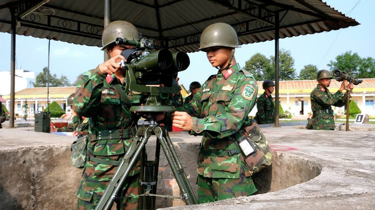 Trắc thủ kính chỉ huy sục sạo mục tiêu.