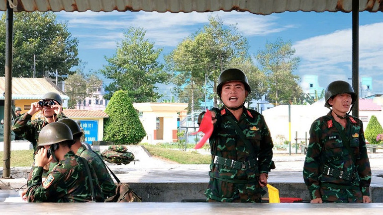 Khẩu đội sục sạo mục tiêu.