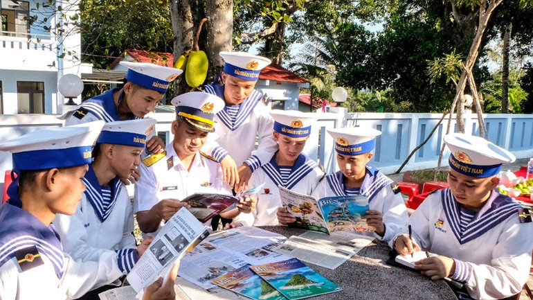 Cán bộ, chiến sĩ Trạm ra đa 610 (đảo Thổ Chu) đọc báo Xuân từ đất liền gửi đến.