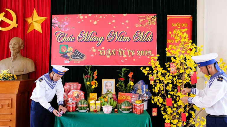 Chiến sĩ Trạm Rađa 625 (đảo Hòn Đốc) trang trí bàn thờ Tổ quốc.