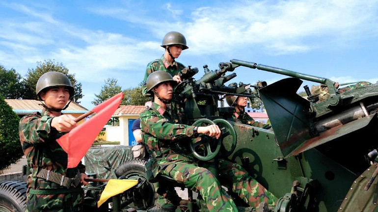 Khẩu đội sục sạo mục tiêu.