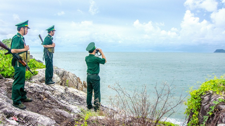 Lực lượng Đồn Biên phòng Hòn Chuối tuần tra trên đảo vui Xuân không quên nhiệm vụ.