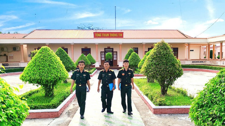 Lãnh đạo Lữ đoàn Thông tin 29, Quân khu 9 kiểm tra công tác trực thông tin của đơn vị.