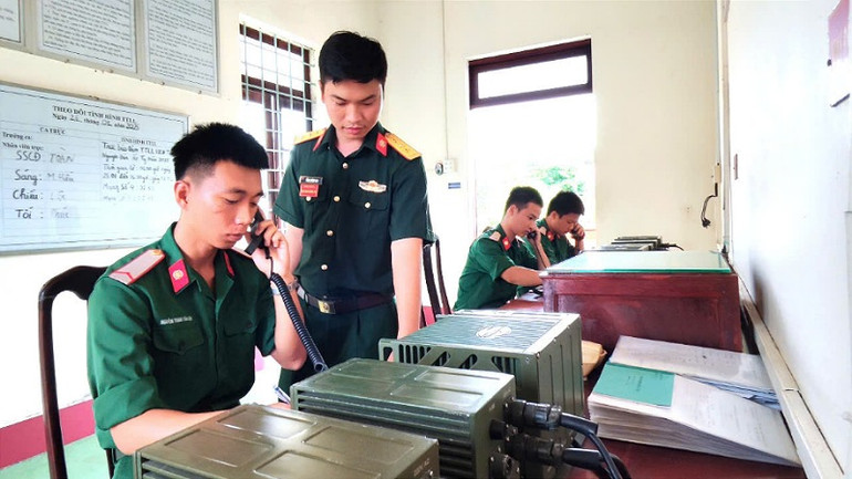 Kíp trực máy vô tuyến điện sóng cực ngắn Tiểu đoàn 1, Lữ đoàn Thông tin 29, Quân khu 9 .