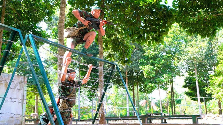 Vượt hàng rào mái nhà.