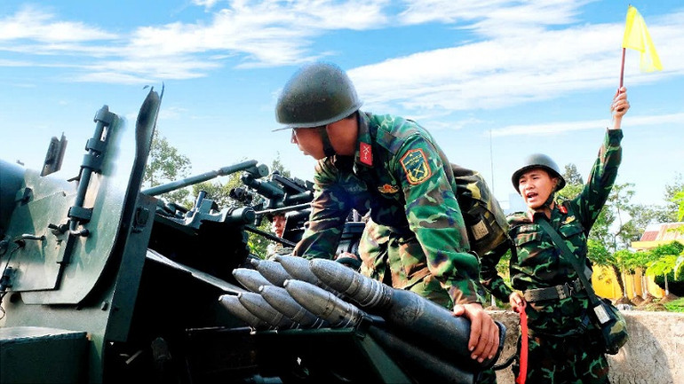 Pháo thủ nạp đạn.