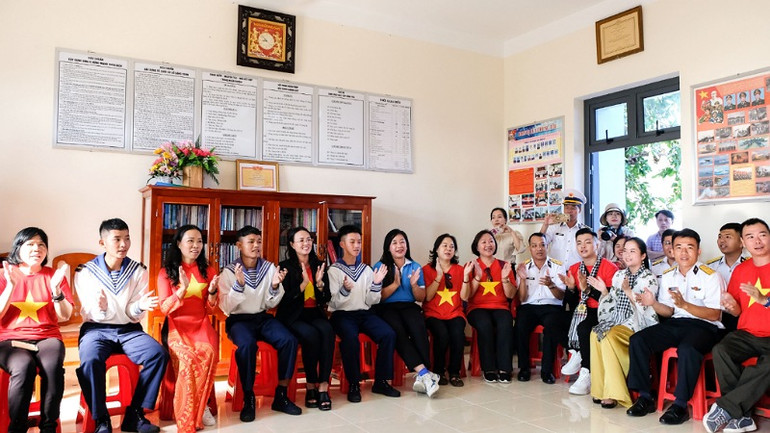 Nhân dân và các đơn vị đứng chân trên đảo Nam Du giao lưu văn nghệ.