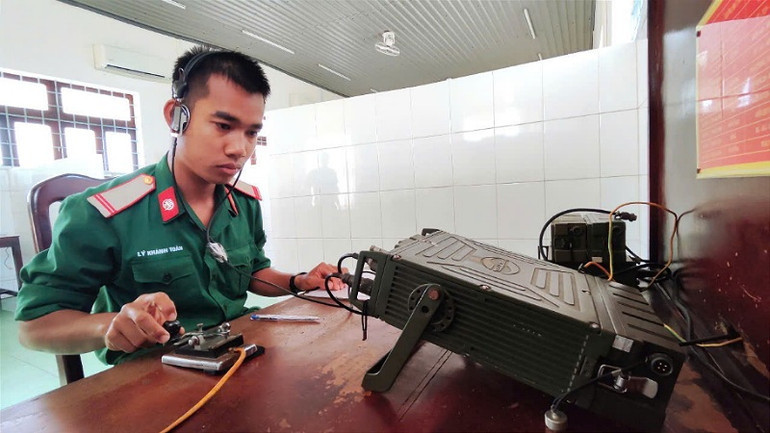 Trung sĩ Nguyễn Thanh Điền, chiến sĩ báo vụ Đại đội 1, Tiểu đoàn 1 thực hiện nhiệm vụ bảo đảm thông tin liên lạc.
