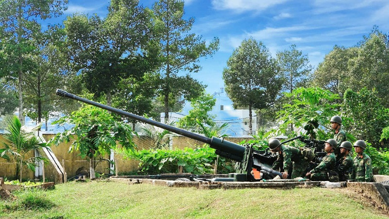 Khẩu đội pháo sẵn sàng chiến đấu.