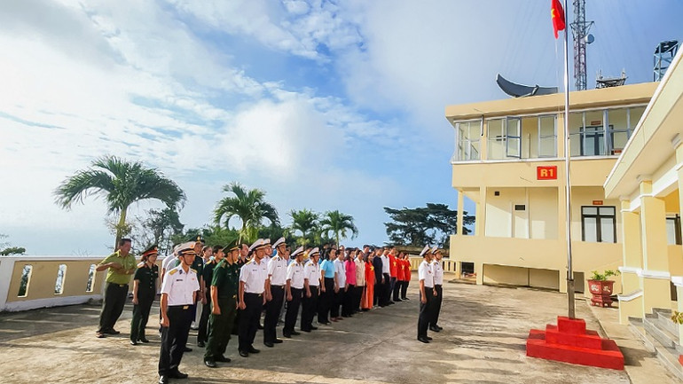 Lễ thượng cờ đầu năm mới trên đảo Hòn Khoai.