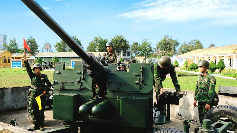 Khẩu đội pháo vào vị trí chiến đấu.