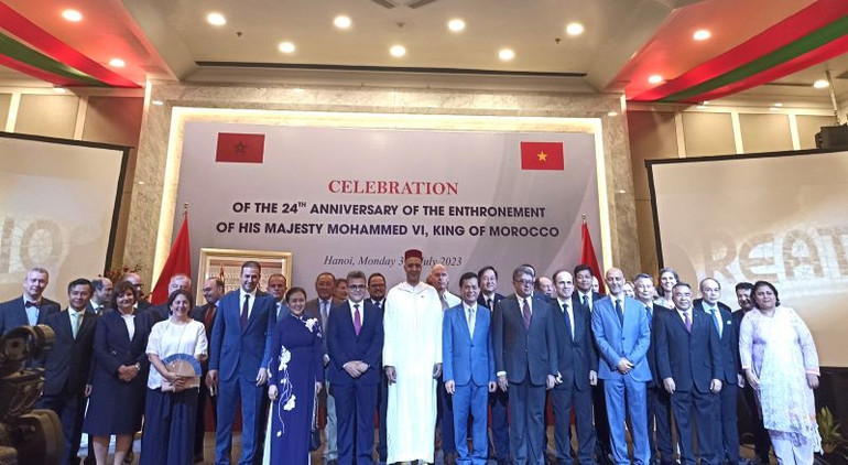 Thứ trưởng Ngoại giao Hà Kim Ngọc, Đại sứ Morocco tại Việt Nam Jamale Chouaibi cùng các đại biểu chụp ảnh lưu niệm tại buổi lễ. (Ảnh: Hồng Hạnh)
