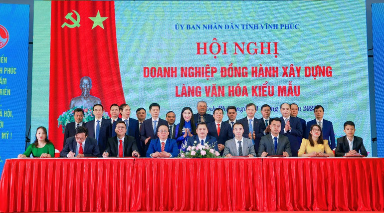 Ký kết biên bản hợp tác, tiêu thụ sản phẩm giữa các địa phương và doanh nghiệp.