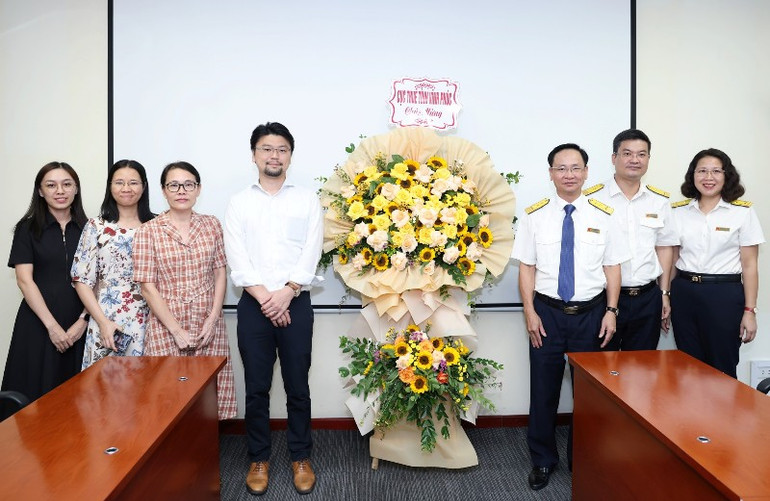 Cục Thuế tỉnh Vĩnh Phúc chúc mừng Công ty Ô-tô Toyota Việt Nam nhân Ngày Doanh nhân Việt Nam.