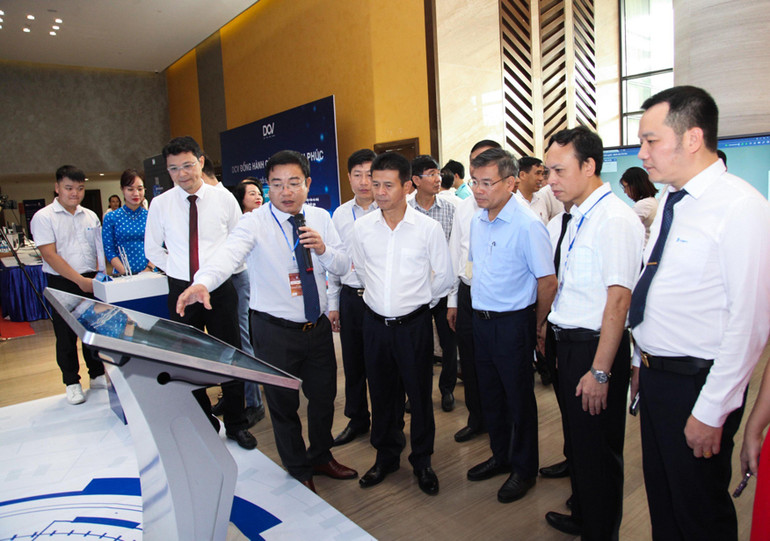 Các đơn vị giới thiệu các giải pháp phục vụ chuyển đổi số.