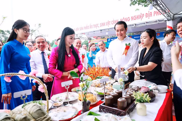 Đại biểu tham quan gian trưng bày sản phẩm ẩm thực tại xã Cao Minh, thành phố Phúc Yên.