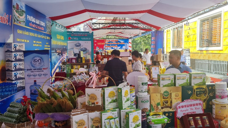 Một gian trưng bày sản phẩm truyền thống địa phương.