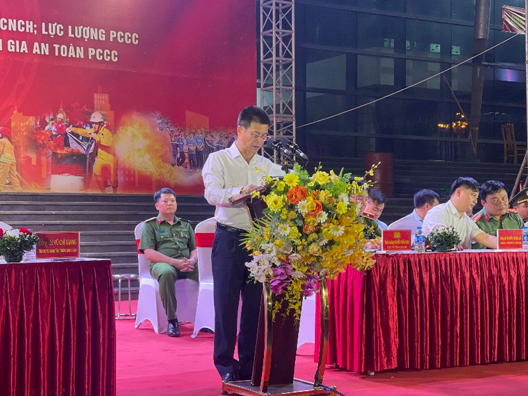 Phó Chủ tịch Ủy ban nhân dân tỉnh Vũ Chí Giang phát biểu khai mạc hội thao.