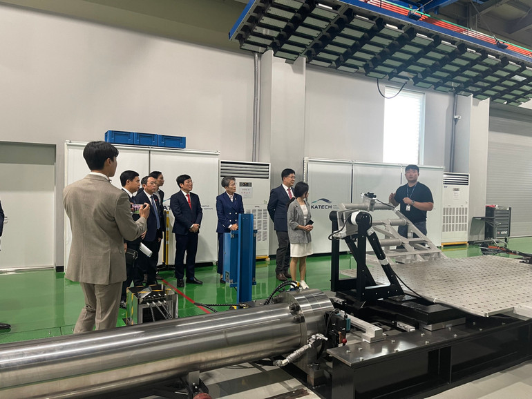 Đoàn công tác thăm Viện Nghiên cứu ô-tô Hàn Quốc.