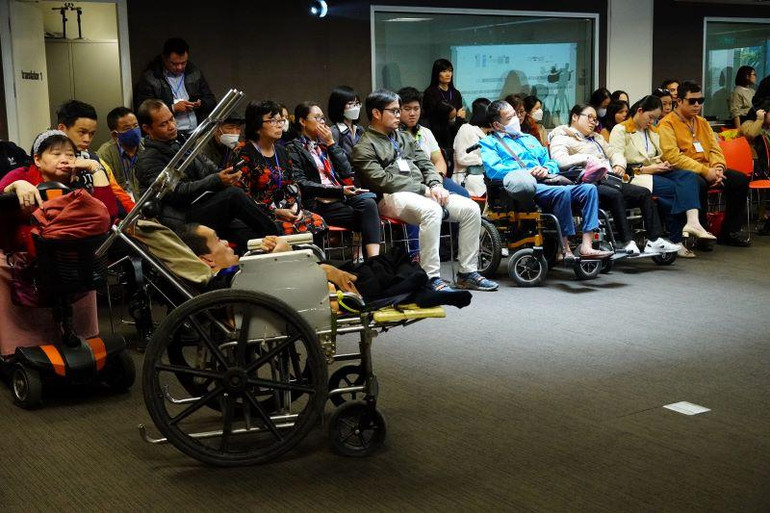 Các đại biểu tham gia tọa đàm “Đánh giá mức độ hòa nhập của người khuyết tật trong quản trị địa phương”.