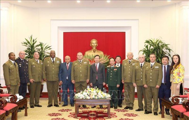 Đồng chí Võ Văn Thưởng và Đoàn đại biểu Bộ các lực lượng vũ trang cách mạng Cuba tại buổi tiếp. (Ảnh: TTXVN)