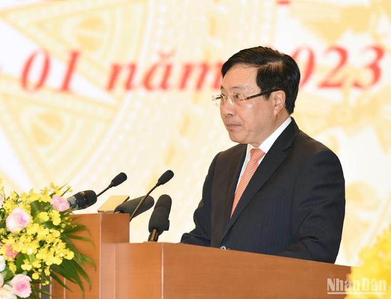 Phó Thủ tướng Thường trực Phạm Bình Minh trình bày Báo cáo tổng kết công tác năm 2022 của Chính phủ.