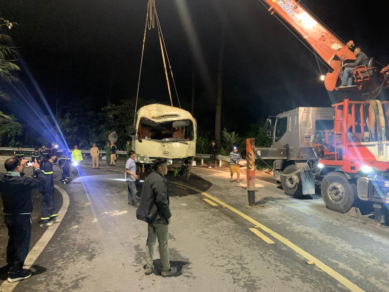 Lực lượng chức năng đưa chiếc xe gặp nạn lên mặt đường. (Ảnh do Ban An toàn giao thông tỉnh cung cấp) Lực lượng chức năng đưa chiếc xe gặp nạn lên mặt đường. (Ảnh do Ban An toàn giao thông tỉnh cung cấp)