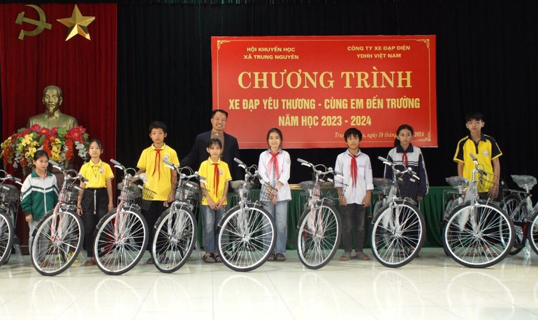 Hội Khuyến học xã Trung Nguyên và doanh nghiệp tặng xe đạp cho học sinh có hoàn cảnh khó khăn. (Ảnh: Nguyễn Phương)