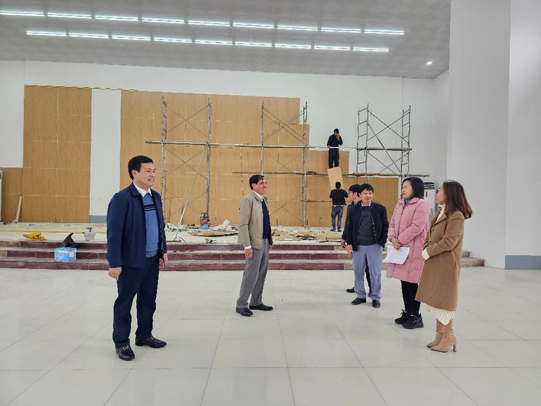 Lãnh đạo xã Thái Hòa kiểm tra tiến độ thi công hội trường xã. (Ảnh: Hà Hồng Hà) Lãnh đạo xã Thái Hòa kiểm tra tiến độ thi công hội trường xã. (Ảnh: Hà Hồng Hà)