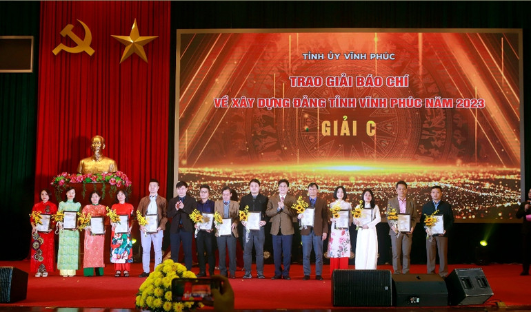 Các tác giả nhận giải C.