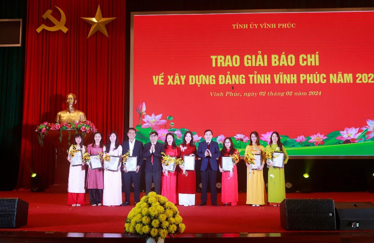Ban Tổ chức trao giải B cho các tác giả.