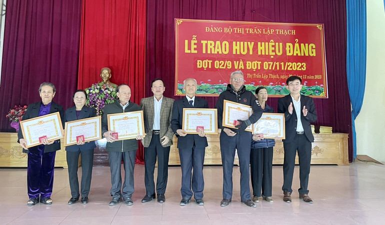 Trao Huy hiệu Đảng cho đảng viên thị trấn huyện Lập Thạch. (Ảnh: Thanh Hương) Trao Huy hiệu Đảng cho đảng viên thị trấn huyện Lập Thạch. (Ảnh: Thanh Hương)