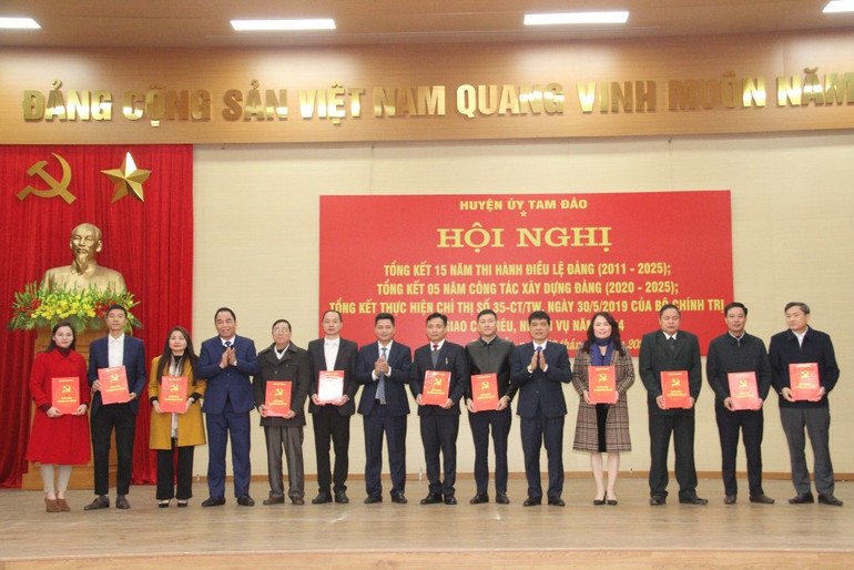 Thường trực Huyện ủy trao quyết định giao nhiệm vụ cho các cơ quan, đơn vị năm 2024.