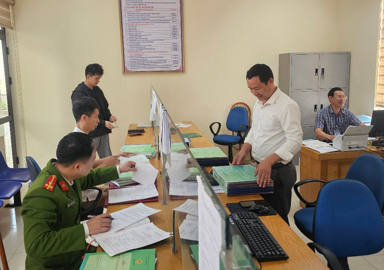 Cán bộ, công chức xã Hồ Sơn tận tình hướng dẫn nhân dân thực hiện thủ tục hành chính.