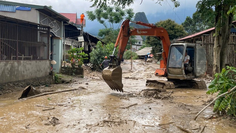 Huy động máy móc hỗ trợ người dân thôn Tẩn Lượt, xã Đồng Phúc, huyện Ba Bể khắc phục hậu quả lũ quét. (Ảnh: TUẤN SƠN)