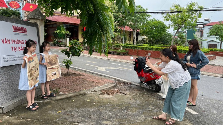 Checkin với phụ san đặc biệt ngay sau khi được tặng tại Văn phòng đại diện Báo Nhân Dân tại Bắc Kạn. (Ảnh: TUẤN SƠN)
