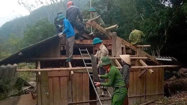 Chung tay giúp tháo dỡ nhà cũ chuẩn bị làm nhà mới cho hộ nghèo tại huyện Chợ Đồn. (Ảnh: THU DỊU)