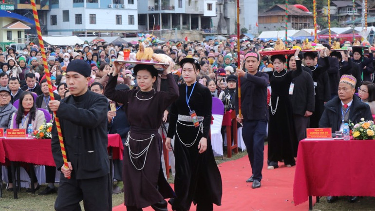 Rước lễ cầu an tại lễ hội. (Ảnh: TUẤN SƠN).